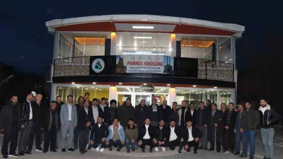 Oltu Çatak Mahallesi'nde düzenlenen iftar yemeği, İstanbul Sultangazi Derneği Yönetim