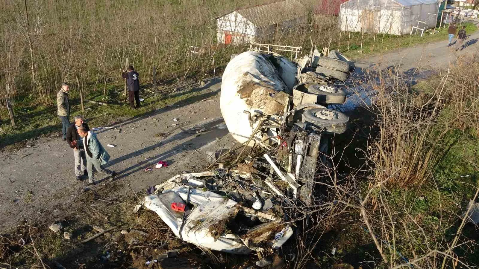 Ordu'da meydana gelen trafik kazasında, beton yüklü mikser kontrolden çıkarak