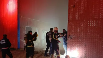 Aydın Efeler'deki fabrikadaki gece yangını, hızlı itfaiye müdahalesiyle kontrol altına