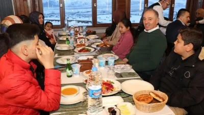 Merkez İlçe Jandarma Komutanlığı tarafından düzenlenen iftar programında, öğrencilere çeşitli