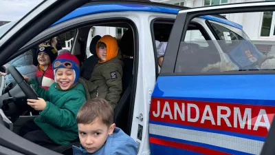 Sivas'ta Jandarma ekipleri, Taşlıhüyük ve Kızılhüyük ilkokullarında öğrencilere suçtan korunma