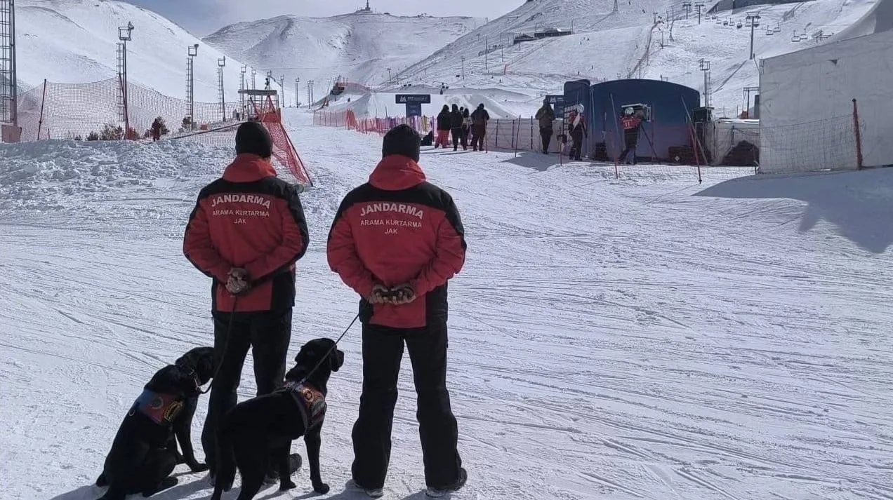 Erzurum'da kayak merkezinde çığ tehlikesi ve güvenlik önlemlerine uymayanlar drone