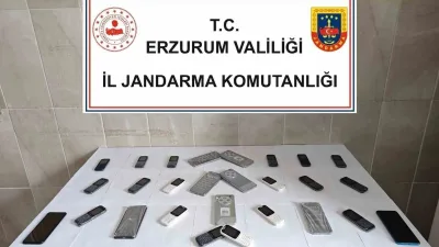 Erzurum'da Jandarma operasyonunda 27 gümrük kaçağı telefon ve 240 taklit