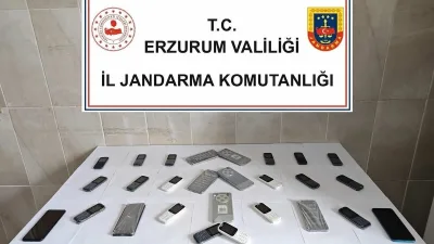 Erzurum’da yapılan operasyonda kaçak telefon ve taklit markalara ait tişört