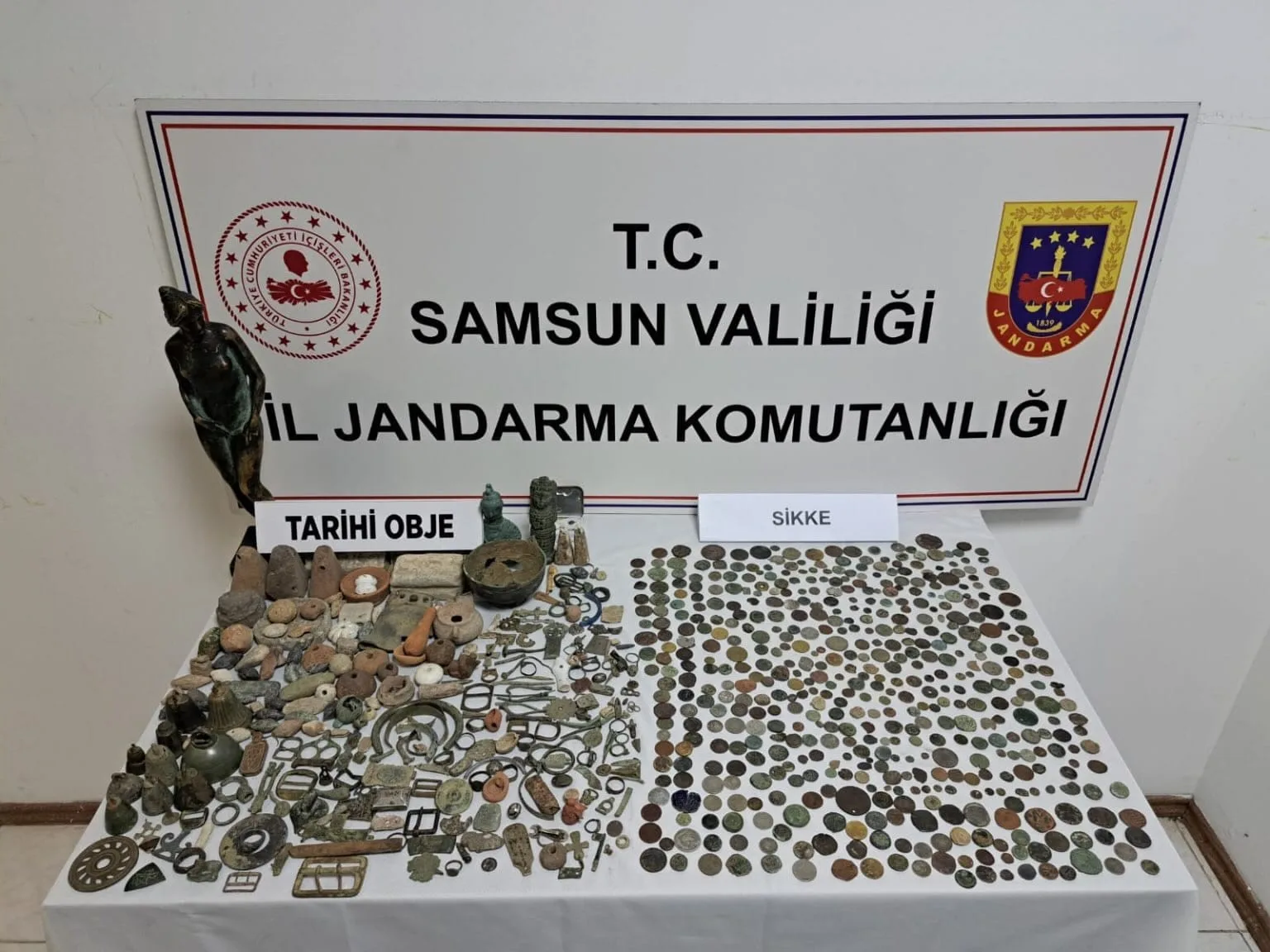 Samsun'da jandarma ekipleri, tarihi eser kaçakçılığı yaptıkları şüphesiyle R.K., E.A.