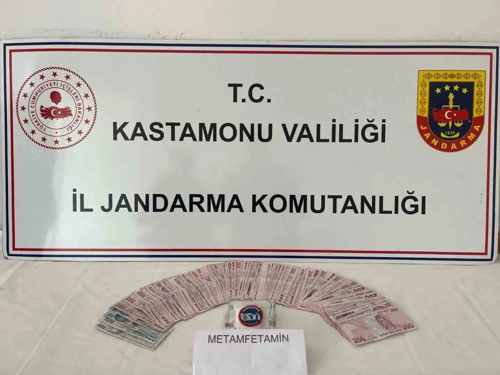 Kastamonu'da jandarma ekipleri tarafından uyuşturucu ticareti yaptığı belirlenen G.C. ve
