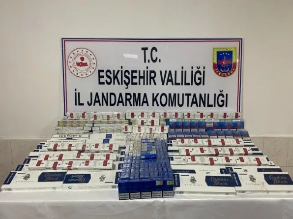 Eskişehir'de kaçak sigara satıcısı olduğu belirlenen ve aracında 860 paket