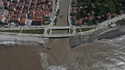 Kastamonu’nun İnebolu ilçesinde eriyen kar sularının Karadeniz’e taşınmasıyla denizin rengi