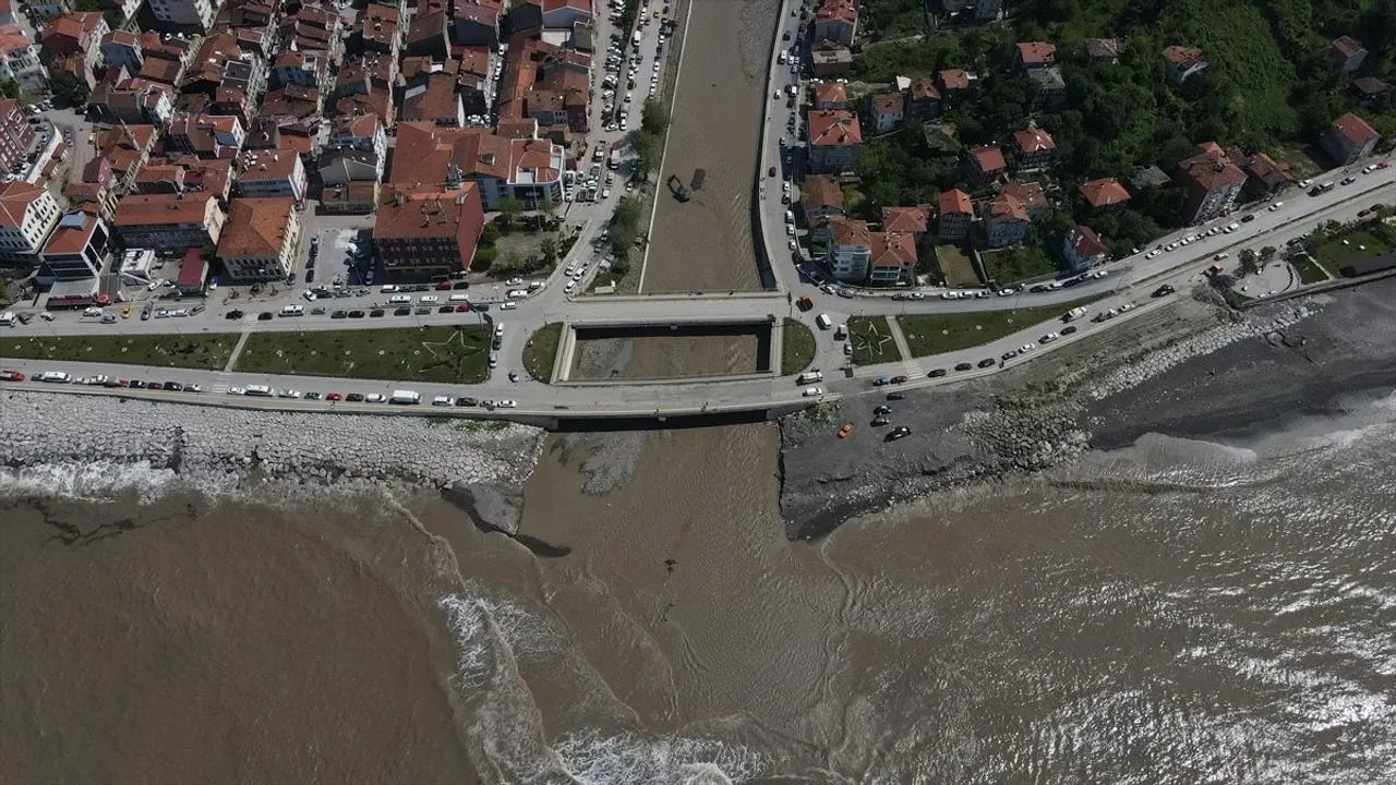 Kastamonu’nun İnebolu ilçesinde eriyen kar sularının Karadeniz’e taşınmasıyla denizin rengi