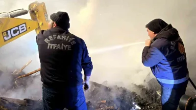 Erzincan’ın Refahiye ilçesine bağlı Kalkancı köyünde ev ve odunluk yangınla