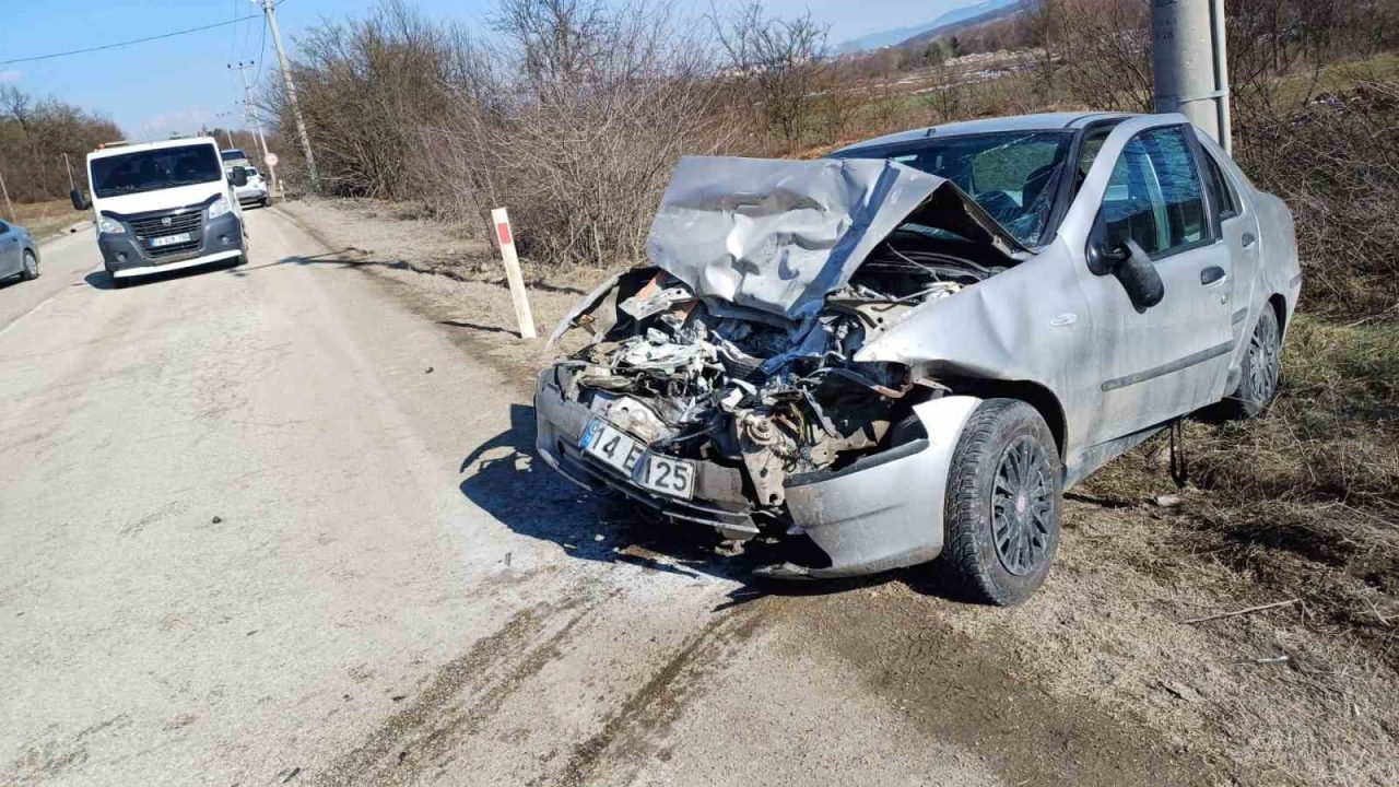 Bolu-Abant yolunda kamyonet ile otomobilin çarpışması neticesinde meydana gelen kazada