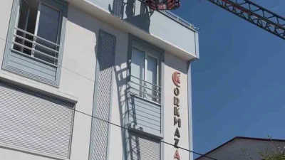 Kocaeli'nin Derince ilçesinde çatıda mahsur kalan usta itfaiye ekipleri tarafından