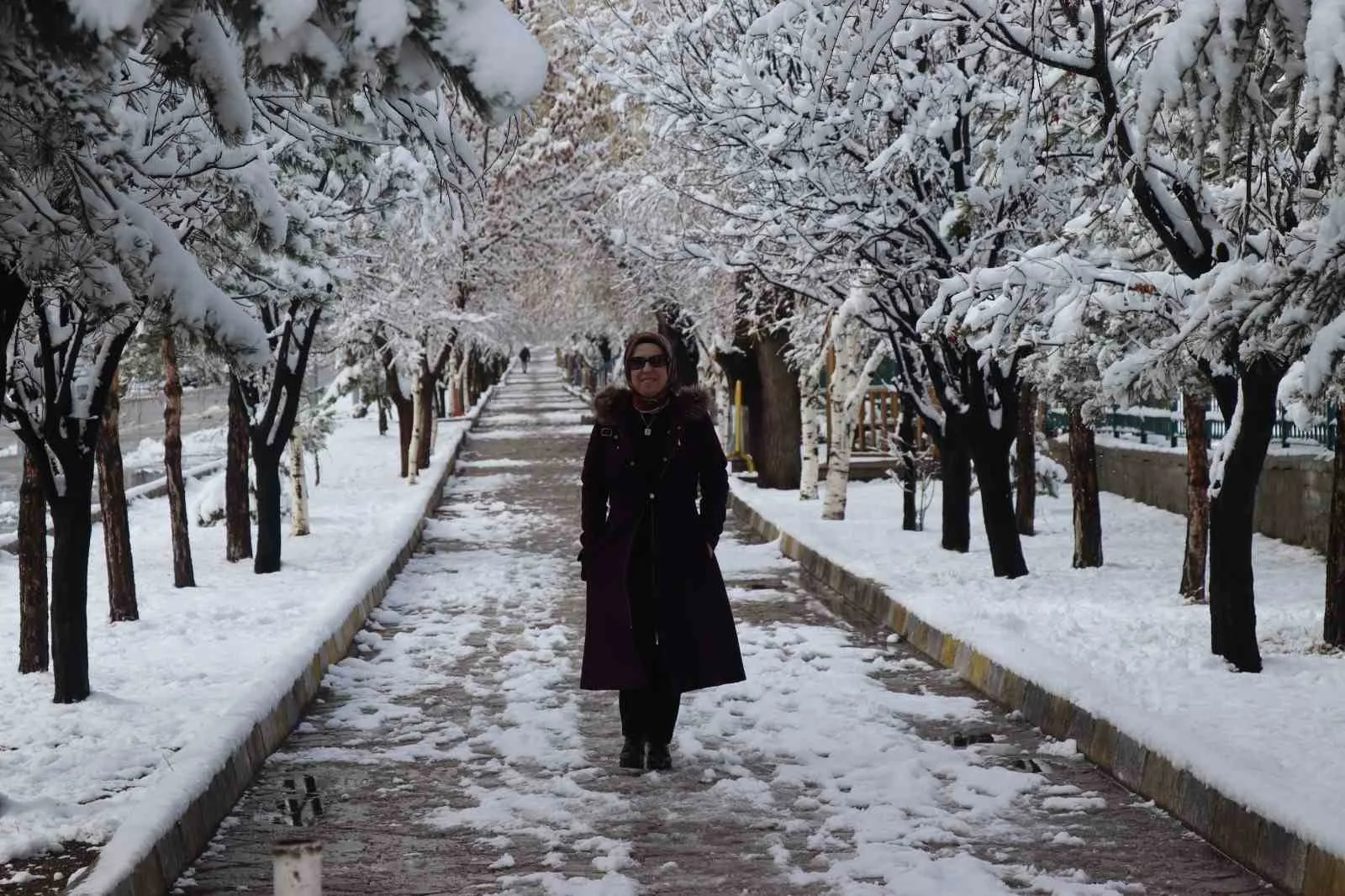 Oltu ilçesi, Mart ayında yoğun kar yağışıyla beyaza büründü. Kar