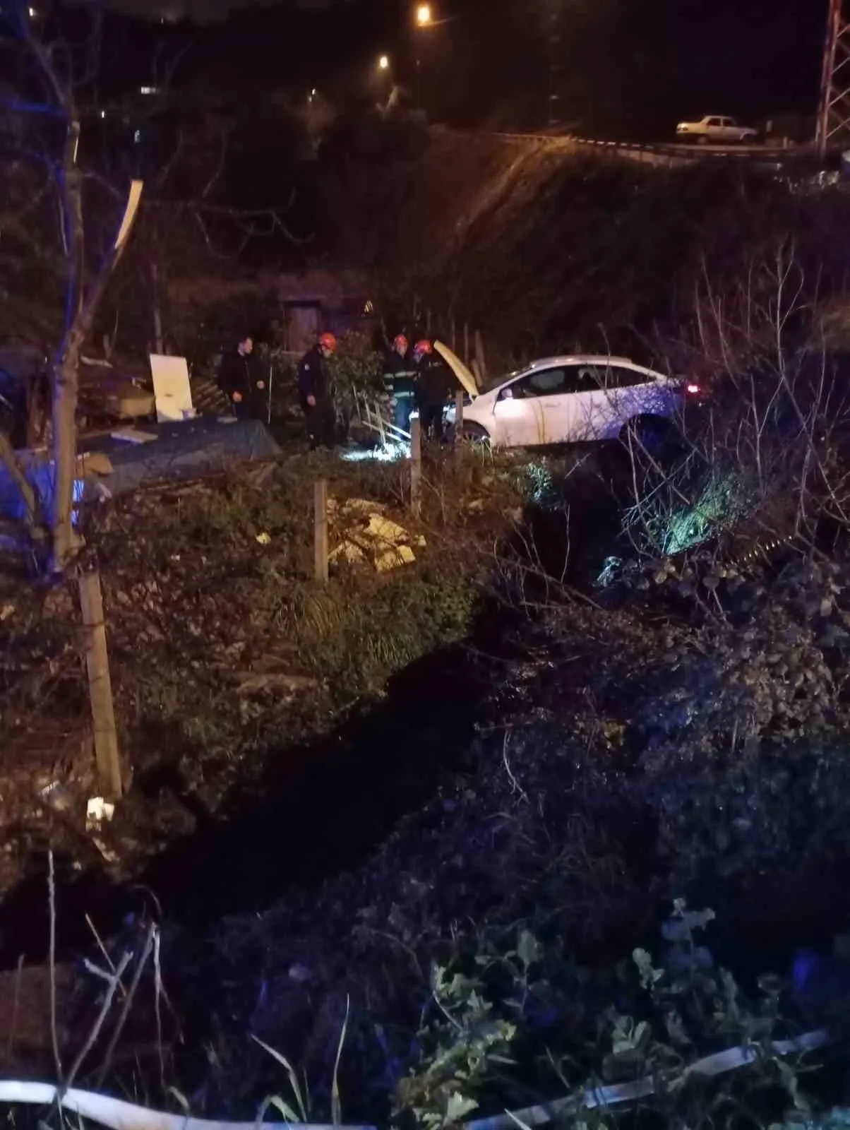 Karadeniz Ereğli'de meydana gelen trafik kazasında B.K. idaresindeki otomobil dereye