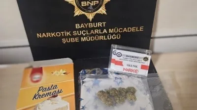 Bayburt polisi, pasta kreması kutusuna gizlenmiş 7,39 gram uyuşturucuyu kargo