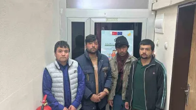 Kars'ta düzensiz göçmenlerin yakalandığı operasyonda sahte pasaport taşıyan Afgan uyruklu