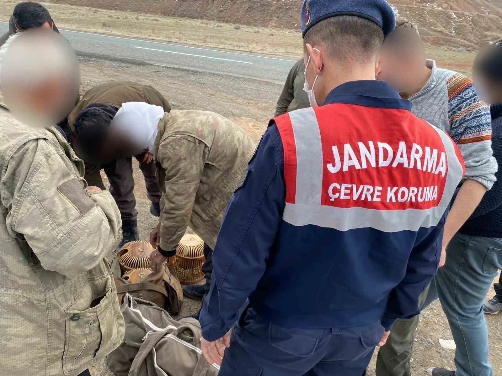 Kars'ta jandarma kaçak avcılara göz açmıyor. 10 kişi suçüstü yakalandı.