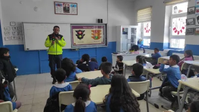 Kars İl Jandarma Komutanlığı, Yalnızçam köyü ilkokulunda öğrencilere trafik güvenliği