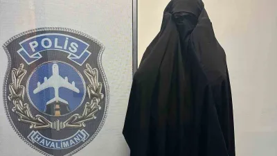 Kars'ta kadın kılığına giren suçlu S.K., eniştesi H.İ. ile havaalanında