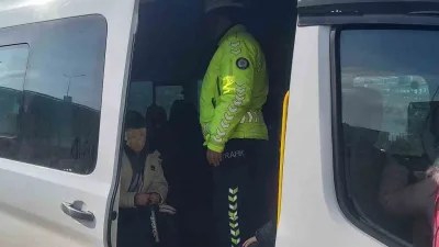 Kars'ta okul servislerine yönelik yapılan trafik denetimlerinde, araçların teknik donanımları