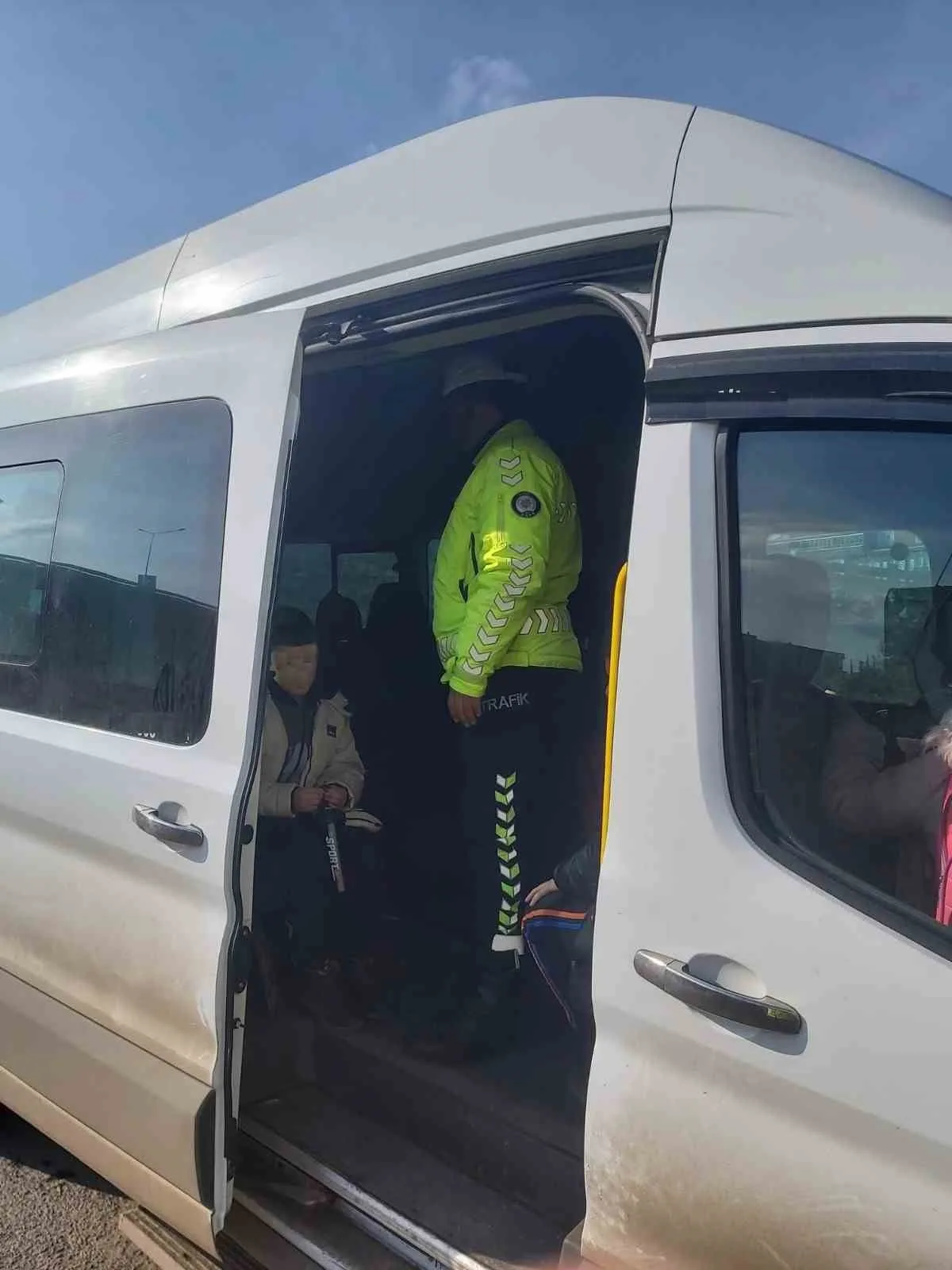 Kars'ta okul servislerine yönelik yapılan trafik denetimlerinde, araçların teknik donanımları