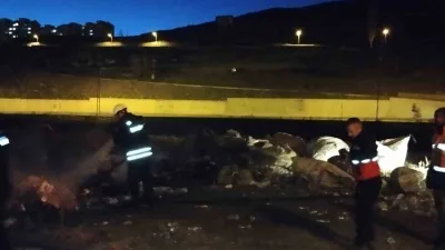 Kars'ta seyir halindeki bir kamyonetin yüklü dönüşüm malzemeleri alev aldı.