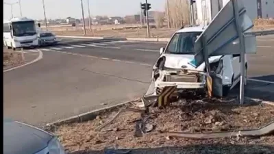 Kars'ta Ani Kavşağı'nda meydana gelen trafik kazasında 2 kişi yaralandı.