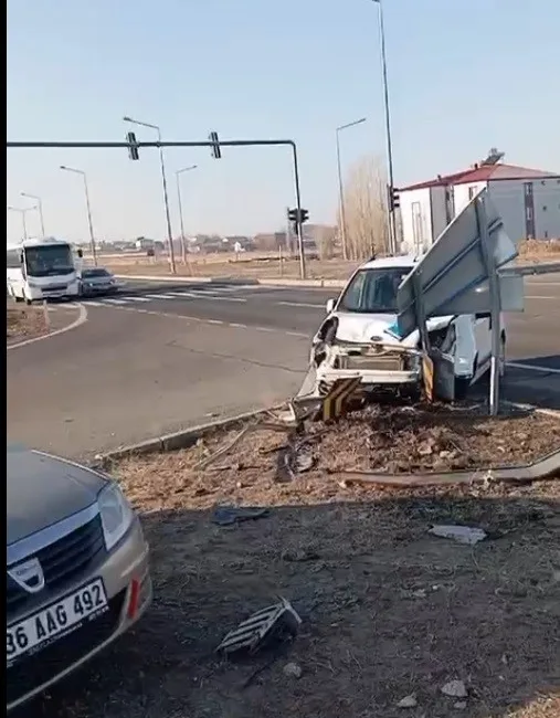 Kars'ta Ani Kavşağı'nda meydana gelen trafik kazasında 2 kişi yaralandı.