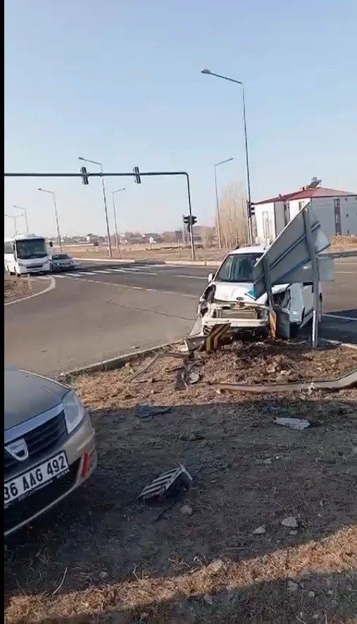 Kars'ta Ani Kavşağı'nda meydana gelen trafik kazasında 2 kişi yaralandı.