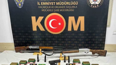 Kastamonu'nun Taşköprü ilçesinde gerçekleştirilen operasyonda 2 ruhsatsız tüfek ve 1