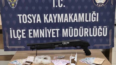 Tosya'da polis ekipleri bir ikamette yaptıkları aramada uyuşturucu ve ruhsatsız