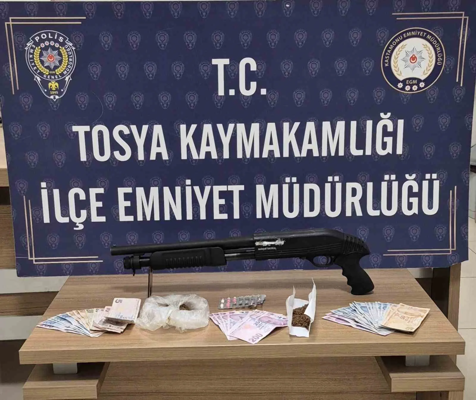 Tosya'da polis ekipleri bir ikamette yaptıkları aramada uyuşturucu ve ruhsatsız