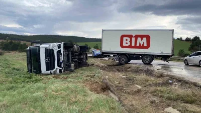 Kastamonu-Daday karayolunda BİM kamyonunun devrilmesi sonucu 1 kişi yaralandı. Kaza,