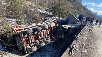 Kastamonu’nun Daday ilçesinde doğalgaz tüplerinin bulunduğu kamyonun devrildiği kazada sürücü