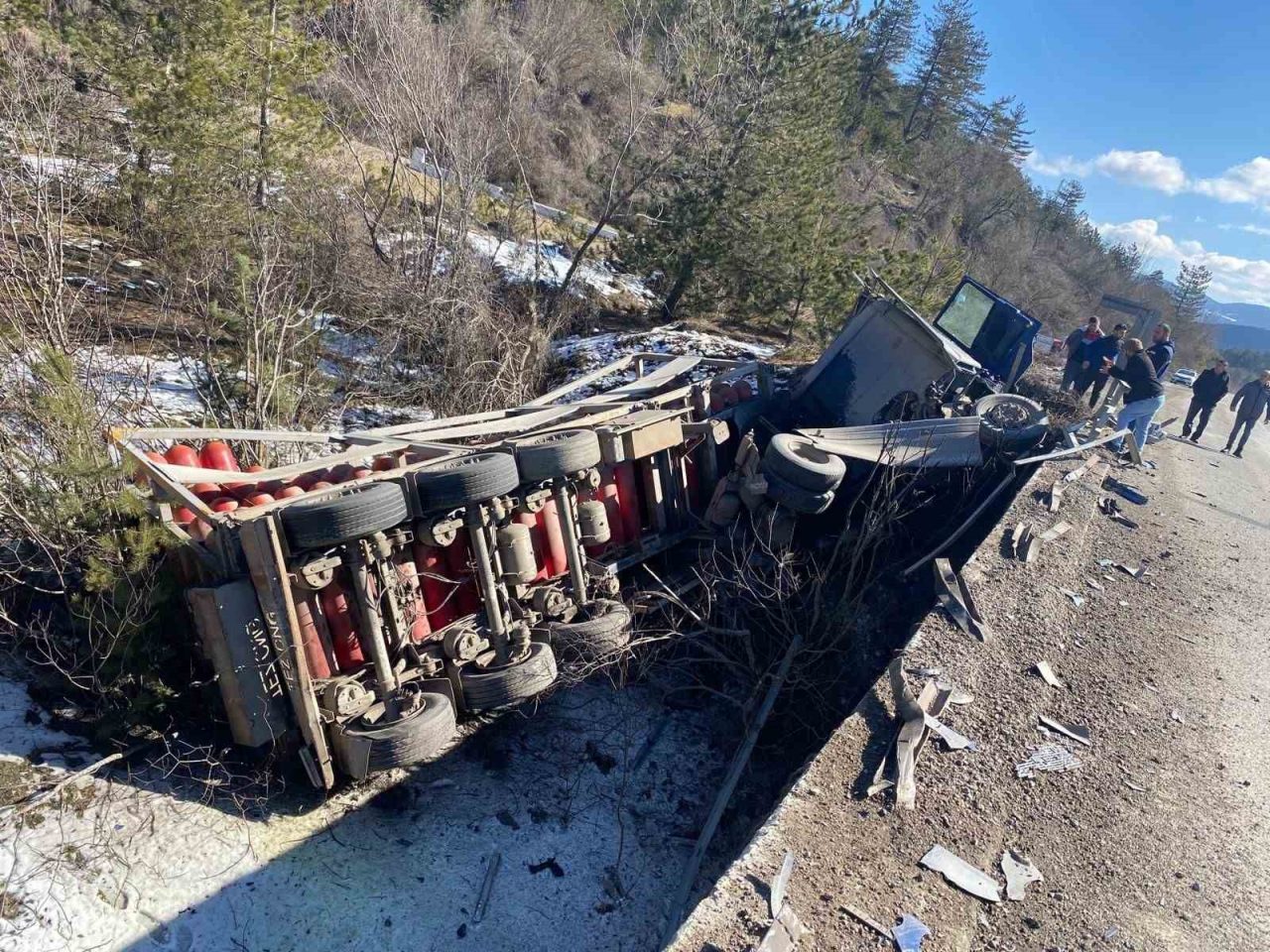 Kastamonu’nun Daday ilçesinde doğalgaz tüplerinin bulunduğu kamyonun devrildiği kazada sürücü