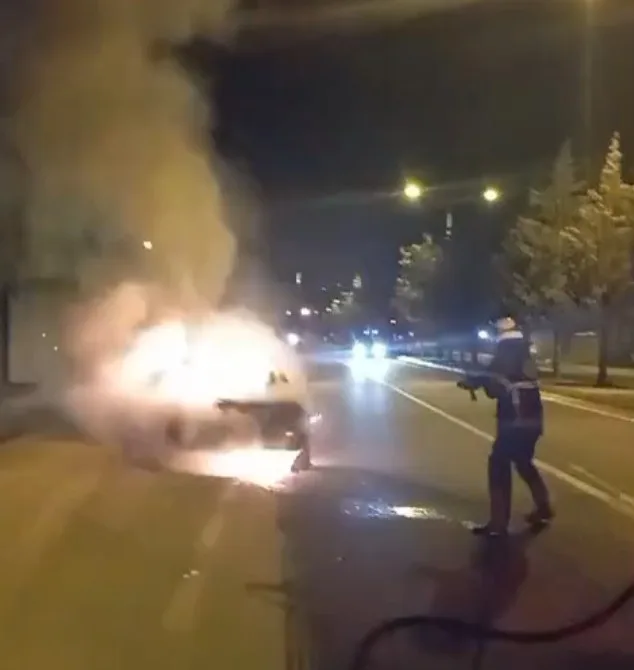 Kastamonu'da Fiat-Tofaş marka otomobilde çıkan yangın itfaiye ekipleri tarafından kontrol