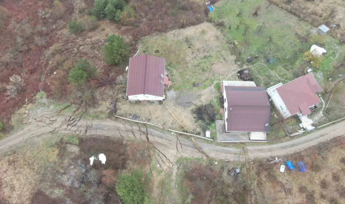 Çatalzeytin ilçesinde meydana gelen heyelan sonucunda iki ev tahliye edildi,