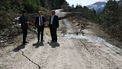 Kastamonu'nun Çatalzeytin ilçesinde sıcaklığın artmasıyla meydana gelen heyelanlar köy yollarında
