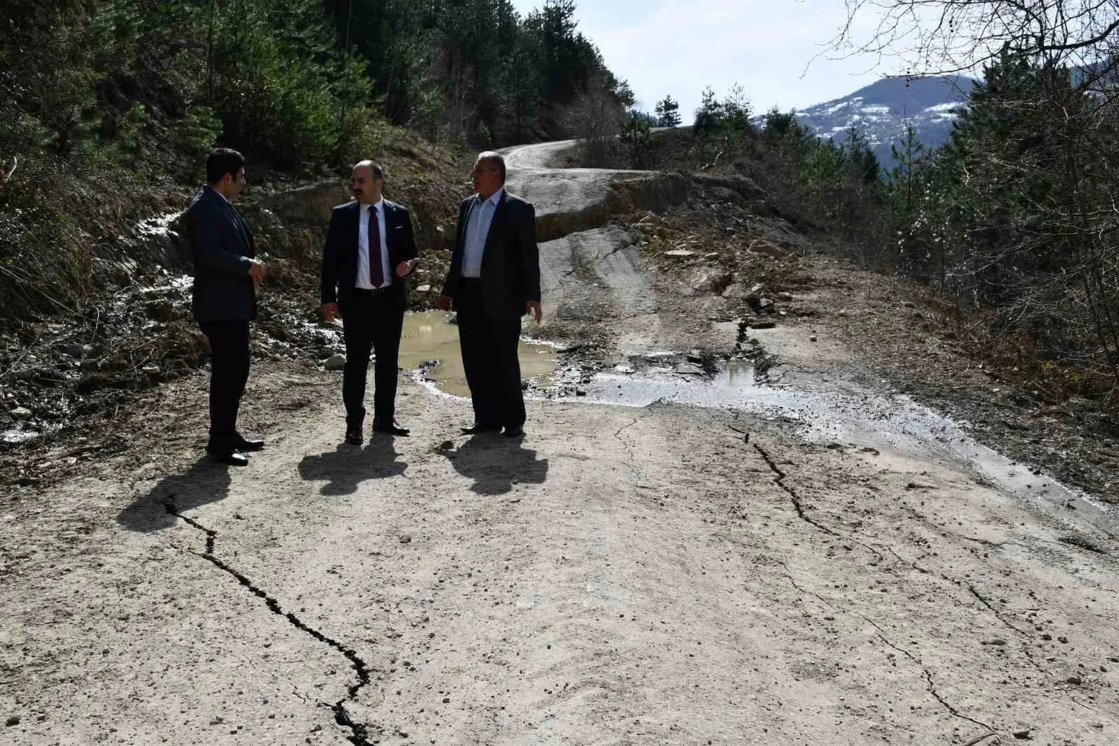 Kastamonu'nun Çatalzeytin ilçesinde sıcaklığın artmasıyla meydana gelen heyelanlar köy yollarında