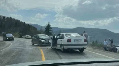 Kastamonu'da kafa kafaya çarpışan iki otomobilde 3 kişi yaralandı. Kazanın