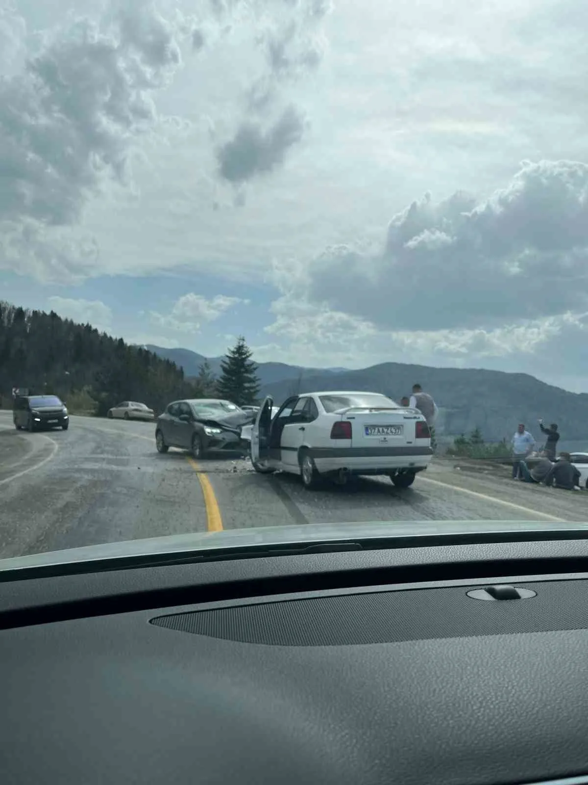 Kastamonu'da kafa kafaya çarpışan iki otomobilde 3 kişi yaralandı. Kazanın