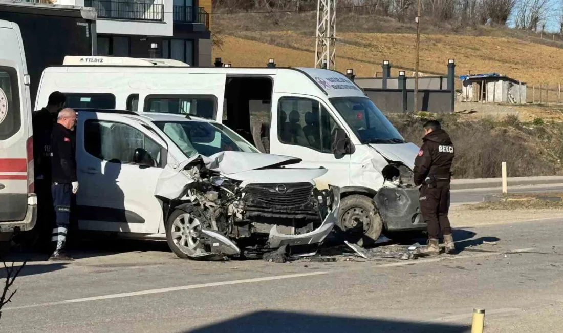 Taşköprü ilçesinde hafif ticari araç ile minibüsün çarpışması sonucu meydana