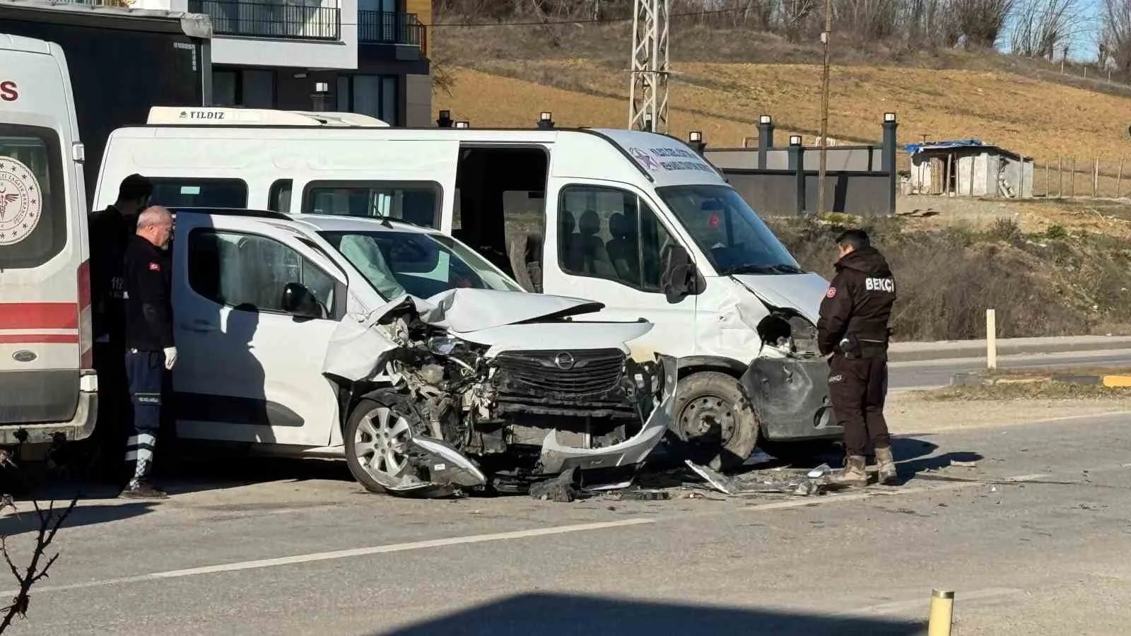 Taşköprü ilçesinde hafif ticari araç ile minibüsün çarpışması sonucu meydana