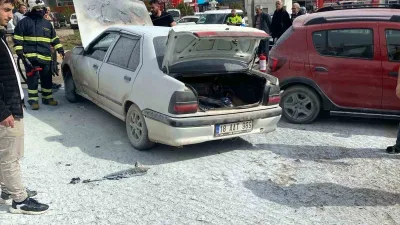 Kastamonu'da otoparkta çıkan otomobil yangını vatandaşlar ve itfaiye ekipleri tarafından