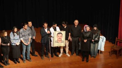 "Kelepçe" adlı tiyatro oyunu, uyuşturucu mücadelesi sırasında şehit olan Polis