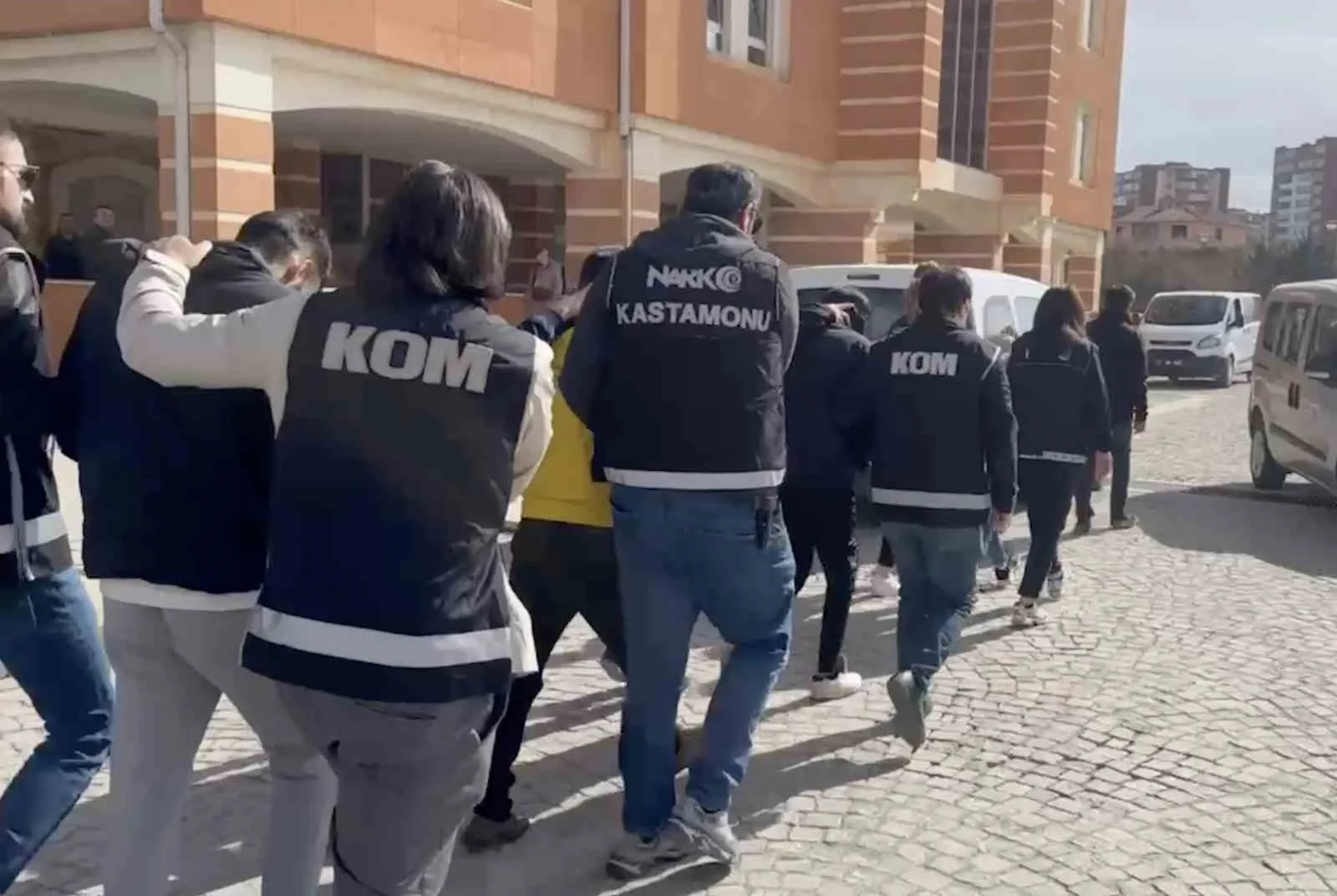 Kastamonu'da uyuşturucu operasyonunda M.B.Ç., H.A. ve N.Ç. adlı 3 şahıs