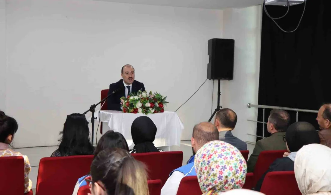 Erzurum’un Oltu ilçesi Kaymakamı Mustafa Çelik, Gençlik Merkezi’nde öğrencilere sosyal