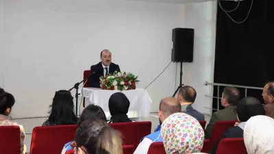 Erzurum’un Oltu ilçesi Kaymakamı Mustafa Çelik, Gençlik Merkezi’nde öğrencilere sosyal