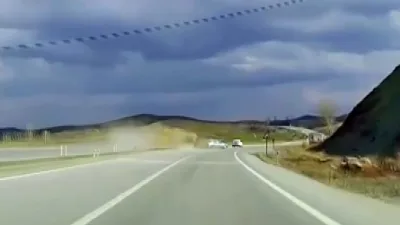 Sivas'ta bir sürücü virajı kaçırıp şarampole düştü. Kazada 3 kişi