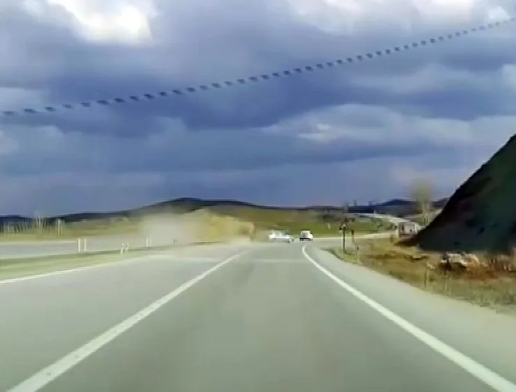 Sivas'ta bir sürücü virajı kaçırıp şarampole düştü. Kazada 3 kişi